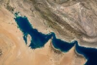 صورة تجمع بين رموز أمريكية وشرق أوسطية، أو خريطة للشرق الأوسط مع إبراز نقاط التوتر