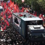 حشود غفيرة من المشيعين في شوارع طهران خلال الموكب الجنائزي للمرشد الأعلى الإيراني الراحل، مع تعليق دمية للرئيس الأمريكي دونالد ترامب.