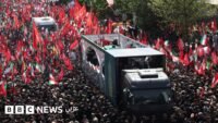 حشود غفيرة من المشيعين في شوارع طهران خلال الموكب الجنائزي للمرشد الأعلى الإيراني الراحل، مع تعليق دمية للرئيس الأمريكي دونالد ترامب.