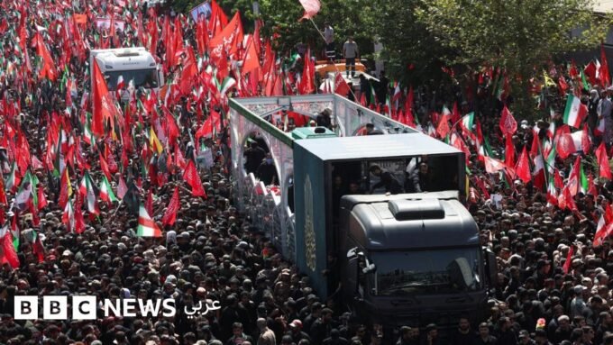 حشود غفيرة من المشيعين في شوارع طهران خلال الموكب الجنائزي للمرشد الأعلى الإيراني الراحل، مع تعليق دمية للرئيس الأمريكي دونالد ترامب.