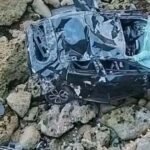 حادث مأساوي بالجرف الأصفر: وفاة سيدة إثر سقوط سيارتها من منحدر صخري 6 صورة لسيارة متضررة بعد سقوطها من منحدر بالجرف الأصفر، مع تواجد فرق الإنقاذ