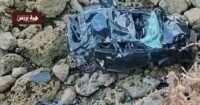 صورة لسيارة متضررة بعد سقوطها من منحدر بالجرف الأصفر، مع تواجد فرق الإنقاذ
