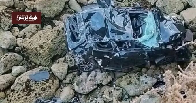 صورة لسيارة متضررة بعد سقوطها من منحدر بالجرف الأصفر، مع تواجد فرق الإنقاذ