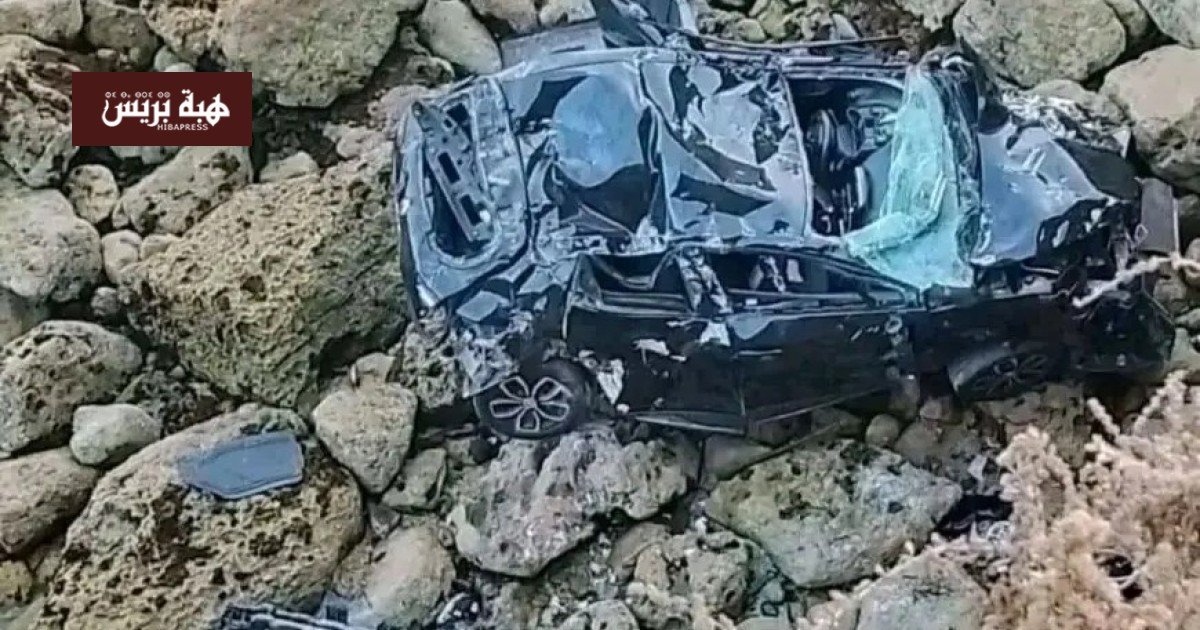 حادث مأساوي بالجرف الأصفر: وفاة سيدة إثر سقوط سيارتها من منحدر صخري 3 صورة لسيارة متضررة بعد سقوطها من منحدر بالجرف الأصفر، مع تواجد فرق الإنقاذ