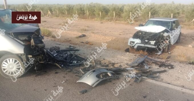 صورة لسيارتين متضررتين بعد حادث سير مأساوي على طريق وطنية في منطقة جرسيف، مع وجود عناصر الوقاية المدنية والدرك الملكي.
