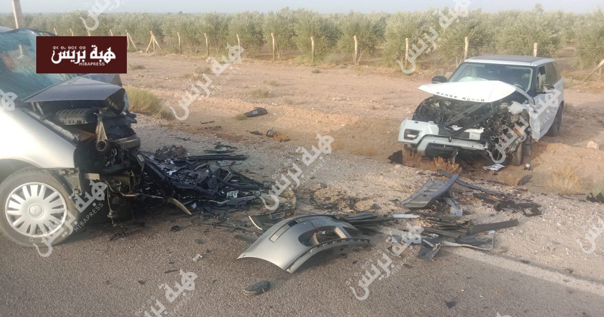 صورة لسيارتين متضررتين بعد حادث سير مأساوي على طريق وطنية في منطقة جرسيف، مع وجود عناصر الوقاية المدنية والدرك الملكي.