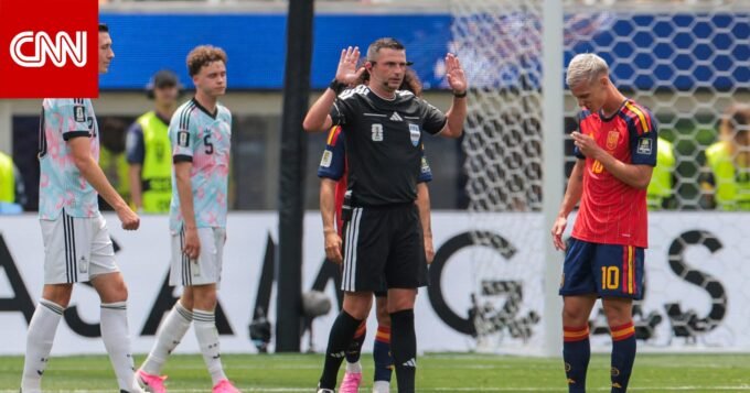 حادثة تحكيمية مفاجئة تشعل مواجهة إسبانيا وبلجيكا في ربع نهائي كأس العالم 9 صورة للحكم الإنجليزي مايكل أوليفر خلال مباراة كرة قدم