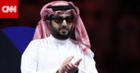 صورة مركبة تظهر تركي آل الشيخ يتحول إلى حسام حسن، مع إشارة إلى بيب غوارديولا، بعد تأهل منتخب مصر.