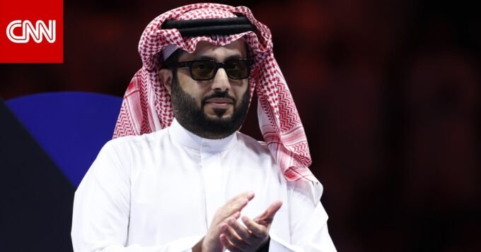 صورة مركبة تظهر تركي آل الشيخ يتحول إلى حسام حسن، مع إشارة إلى بيب غوارديولا، بعد تأهل منتخب مصر.