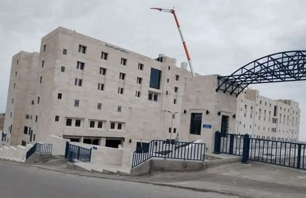 صورة لفريق طبي متخصص في طب العيون داخل غرفة عمليات بمستشفى الأميرة بسمة التعليمي