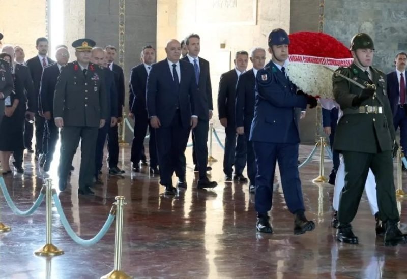 الرئيس اللبناني جوزاف عون يضع إكليلاً من الزهر في ضريح مصطفى كمال أتاتورك بأنقرة.