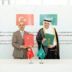 وزير النقل السعودي صالح الجاسر ونظيره التركي عبد القادر أورال أوغلو يوقعان مذكرة تفاهم في الرياض.