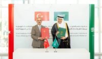 وزير النقل السعودي صالح الجاسر ونظيره التركي عبد القادر أورال أوغلو يوقعان مذكرة تفاهم في الرياض.