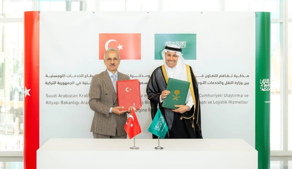 وزير النقل السعودي صالح الجاسر ونظيره التركي عبد القادر أورال أوغلو يوقعان مذكرة تفاهم في الرياض.