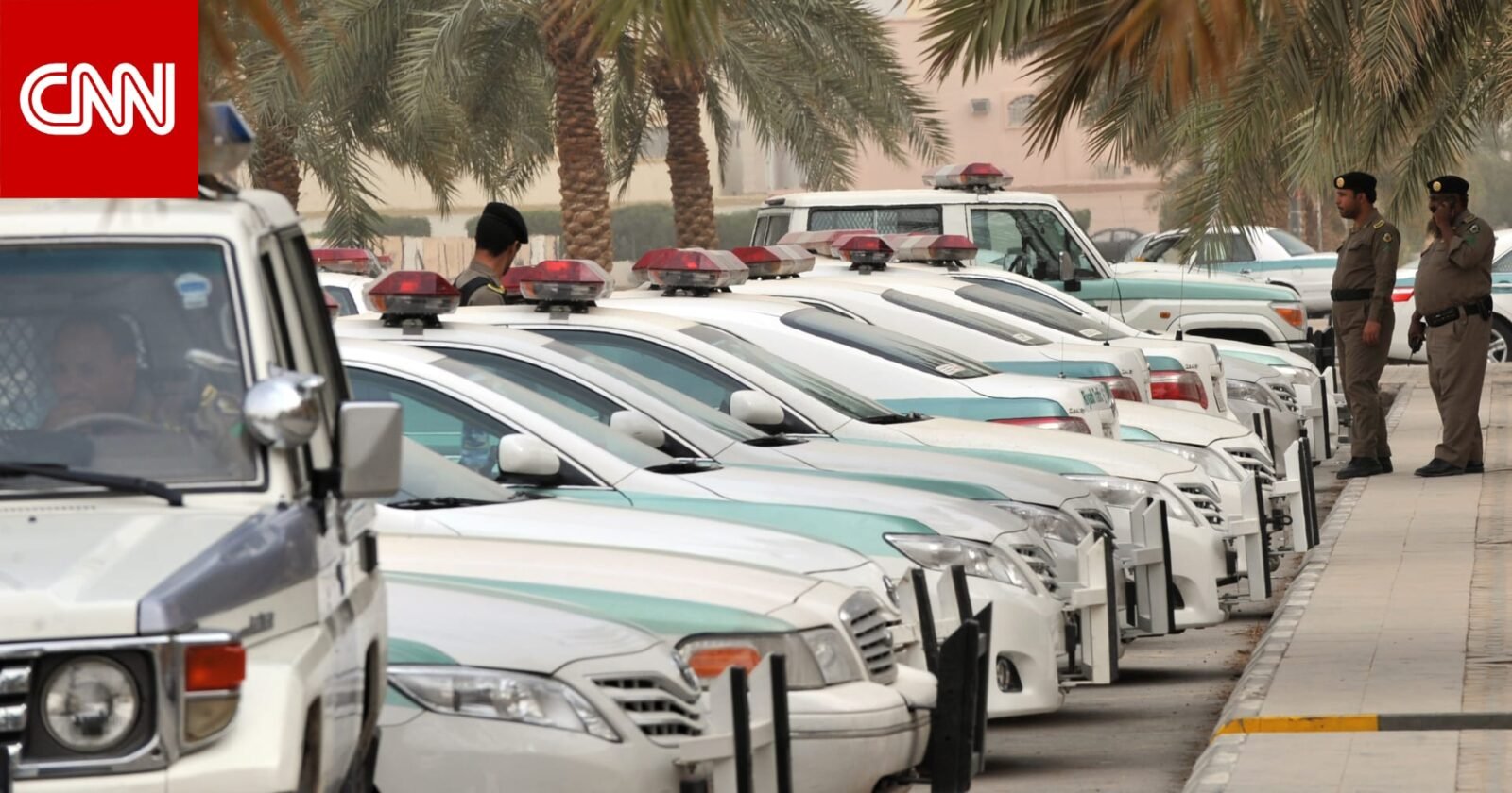 صورة تظهر عناصر من الأمن السعودي أثناء مداهمة أو عملية أمنية.