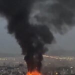 صورة توضيحية لخرائط أو رموز تمثل الولايات المتحدة وإسرائيل وإيران، مع إشارة إلى منشآت طاقة.