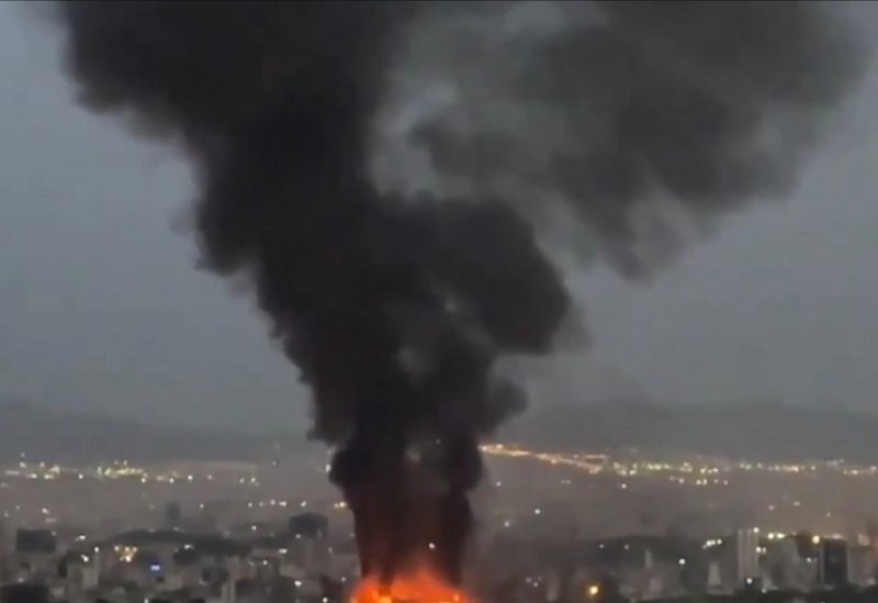 صورة توضيحية لخرائط أو رموز تمثل الولايات المتحدة وإسرائيل وإيران، مع إشارة إلى منشآت طاقة.