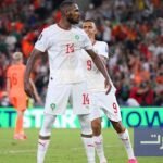 عيسى ديوب يقترب من إيبسويتش تاون: رحلة جديدة في الدوري الإنجليزي الممتاز 8 صورة للمدافع المغربي عيسى ديوب بقميص فريقه أو المنتخب الوطني