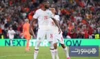 صورة للمدافع المغربي عيسى ديوب بقميص فريقه أو المنتخب الوطني