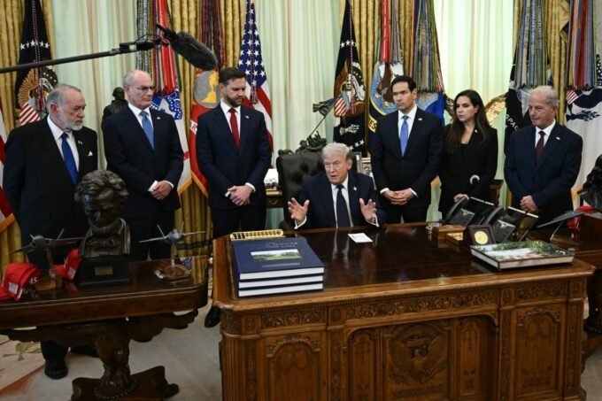 مسؤولون أمريكيون وإسرائيليون ولبنانيون يستمعون للرئيس ترامب خلال محادثات السلام في البيت الأبيض