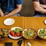 طبق فول تقليدي مع مكونات صحية