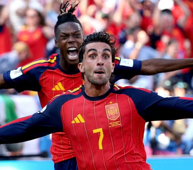 إسبانيا تتوج بكأس العالم 2026 بعد فوز دراماتيكي على الأرجنتين في نهائي نيويورك 7 احتفال لاعبي المنتخب الإسباني بكأس العالم 2026 بعد الفوز على الأرجنتين في النهائي.