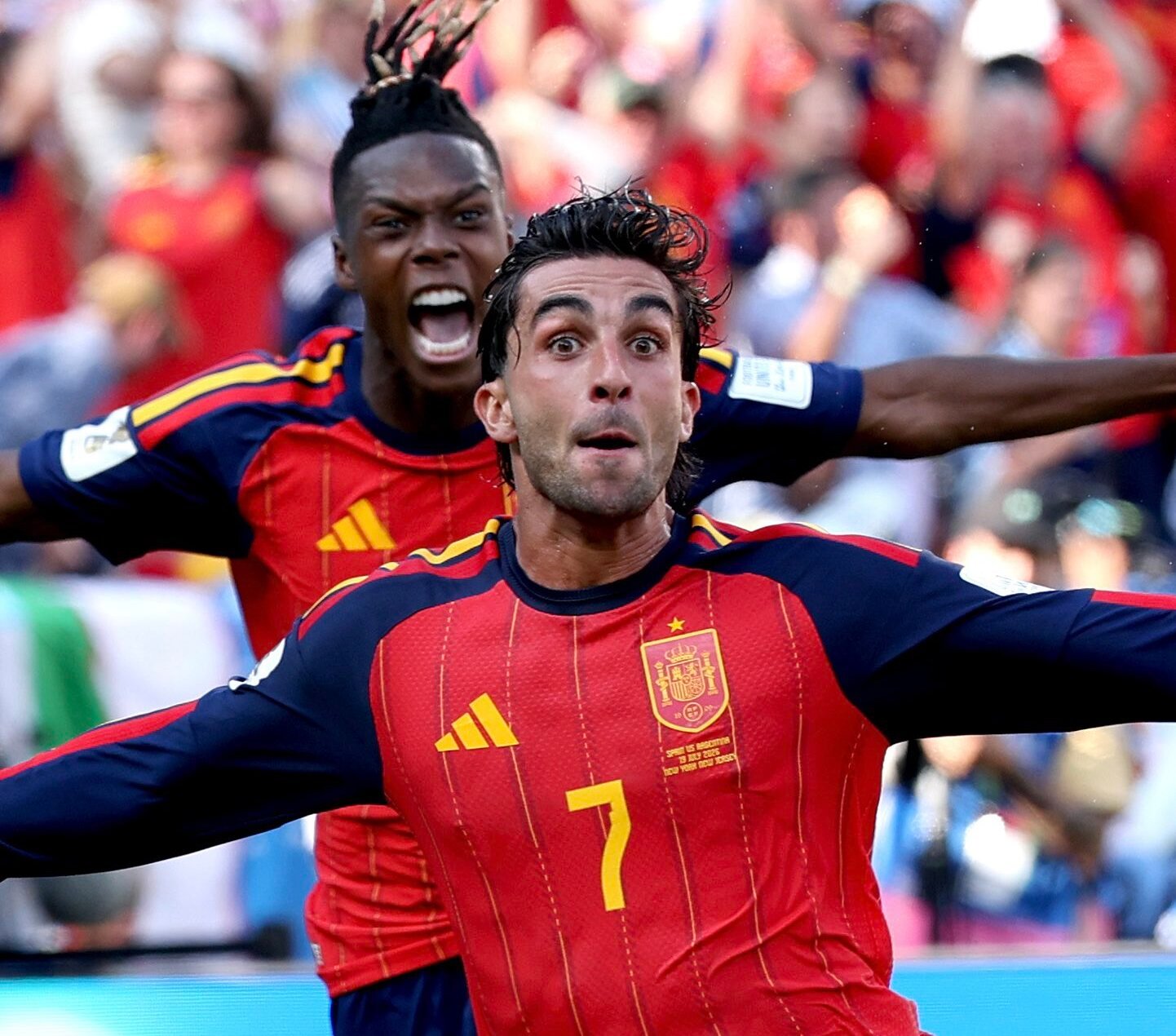 إسبانيا تتوج بكأس العالم 2026 بعد فوز دراماتيكي على الأرجنتين في نهائي نيويورك 3 احتفال لاعبي المنتخب الإسباني بكأس العالم 2026 بعد الفوز على الأرجنتين في النهائي.