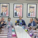 وزير الإدارة المحلية المهندس وليد المصري ورئيس اللجنة الإدارية النيابية خليفة الديات خلال مناقشة قانون الإدارة المحلية.