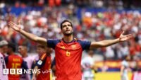 لاعب منتخب إسبانيا ميكل ميرينو يحتفل بهدفه الحاسم في مرمى بلجيكا