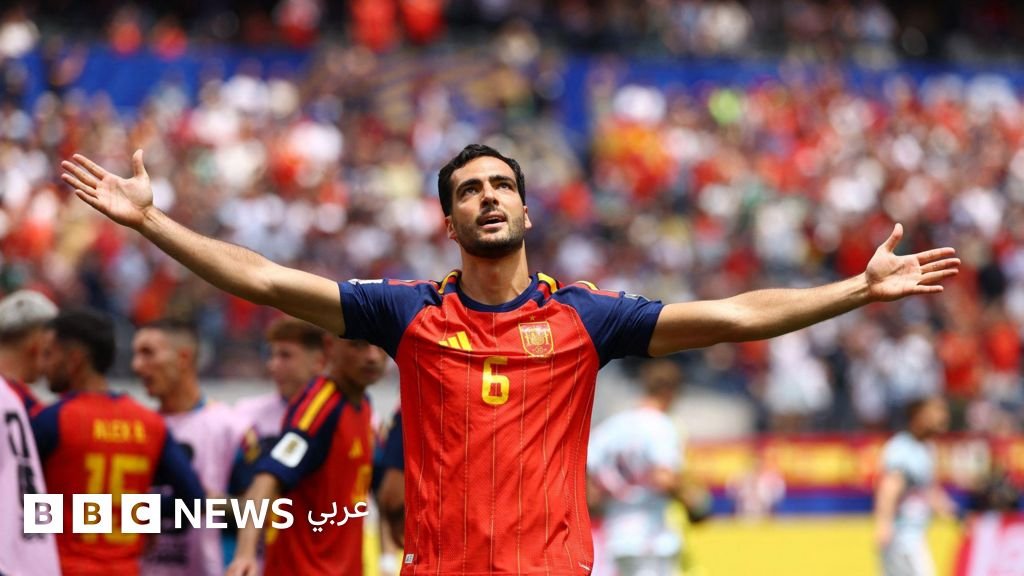 لاعب منتخب إسبانيا ميكل ميرينو يحتفل بهدفه الحاسم في مرمى بلجيكا