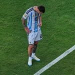 ميسي يودع المونديال برسالة مؤثرة بعد خسارة نهائي كأس العالم 2026 8 ليونيل ميسي يحمل الميدالية الفضية بعد خسارة نهائي كأس العالم 2026 في مشهد مؤثر.