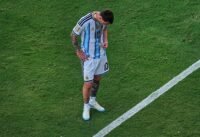 ليونيل ميسي يحمل الميدالية الفضية بعد خسارة نهائي كأس العالم 2026 في مشهد مؤثر.