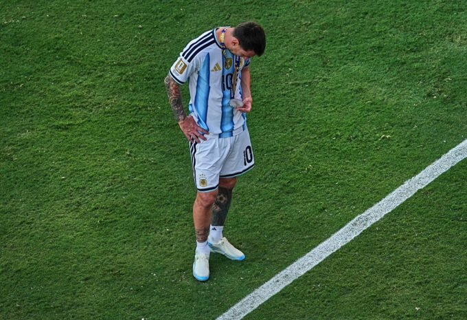 ميسي يودع المونديال برسالة مؤثرة بعد خسارة نهائي كأس العالم 2026 9 ليونيل ميسي يحمل الميدالية الفضية بعد خسارة نهائي كأس العالم 2026 في مشهد مؤثر.