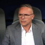 صورة للمدرب محمد وهبي يتحدث في ندوة صحفية بعد مشاركة المنتخب المغربي في كأس العالم.