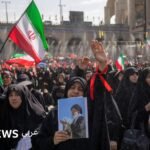 حشود غفيرة من المشيعين يشاركون في مراسم جنازة المرشد الأعلى الإيراني علي خامنئي في طهران.
