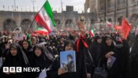 حشود غفيرة من المشيعين يشاركون في مراسم جنازة المرشد الأعلى الإيراني علي خامنئي في طهران.