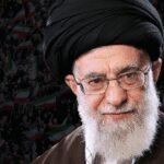 صورة فضائية تظهر تصاعد الدخان الأسود والأضرار الجسيمة في مجمع المرشد الأعلى الإيراني آية الله علي خامنئي بعد الضربة الجوية.
