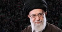 صورة فضائية تظهر تصاعد الدخان الأسود والأضرار الجسيمة في مجمع المرشد الأعلى الإيراني آية الله علي خامنئي بعد الضربة الجوية.