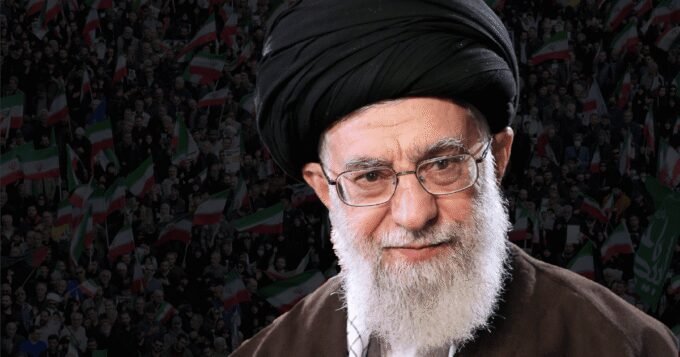 إيران تستعد لمراسم وداع مهيبة للمرشد الأعلى الراحل علي خامنئي: سبعة أيام من الحزن في مدن مقدسة 9 صورة فضائية تظهر تصاعد الدخان الأسود والأضرار الجسيمة في مجمع المرشد الأعلى الإيراني آية الله علي خامنئي بعد الضربة الجوية.