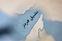 خريطة لمضيق هرمز تُظهر المسارات الملاحية والسفن العابرة، مع إبراز السواحل الإيرانية والعمانية.
