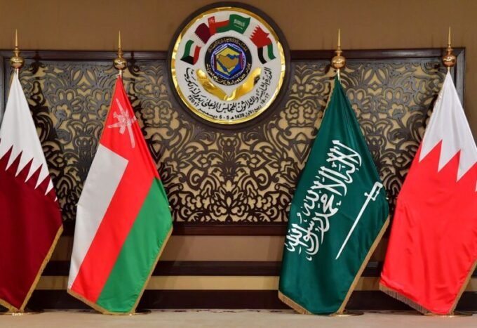 بروكسل: الاتحاد الأوروبي والخليج يؤكدان حرية الملاحة في هرمز ويطالبان إيران بوقف الهجمات 4 مسؤولون من الاتحاد الأوروبي ومجلس التعاون الخليجي خلال اجتماع في بروكسل لمناقشة أمن مضيق هرمز والملاحة الدولية.