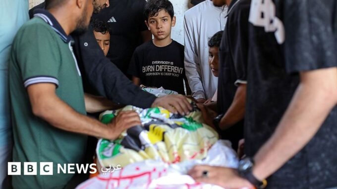 غزة: تصعيد عسكري متزامن مع حراك دبلوماسي حول مستقبل القطاع 6 صورة تظهر فلسطينيين يشاركون في مراسم تشييع جثمان ضحية غارة إسرائيلية في مخيم النصيرات، غزة.