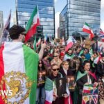 صورة لحشود تشارك في مراسم تشييع المرشد الأعلى الإيراني الراحل علي خامنئي، مع إشارة إلى التوترات الإقليمية والمفاوضات الدبلوماسية.