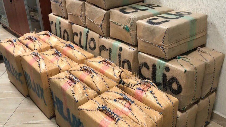 صورة تظهر عناصر الدرك الملكي أثناء عملية حجز المخدرات والمعدات المستخدمة في التهريب بمنطقة وجدة.