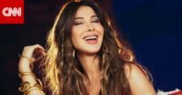 صورة لنانسي عجرم تبرز مكياجها الناعم مع لمسة جرأة