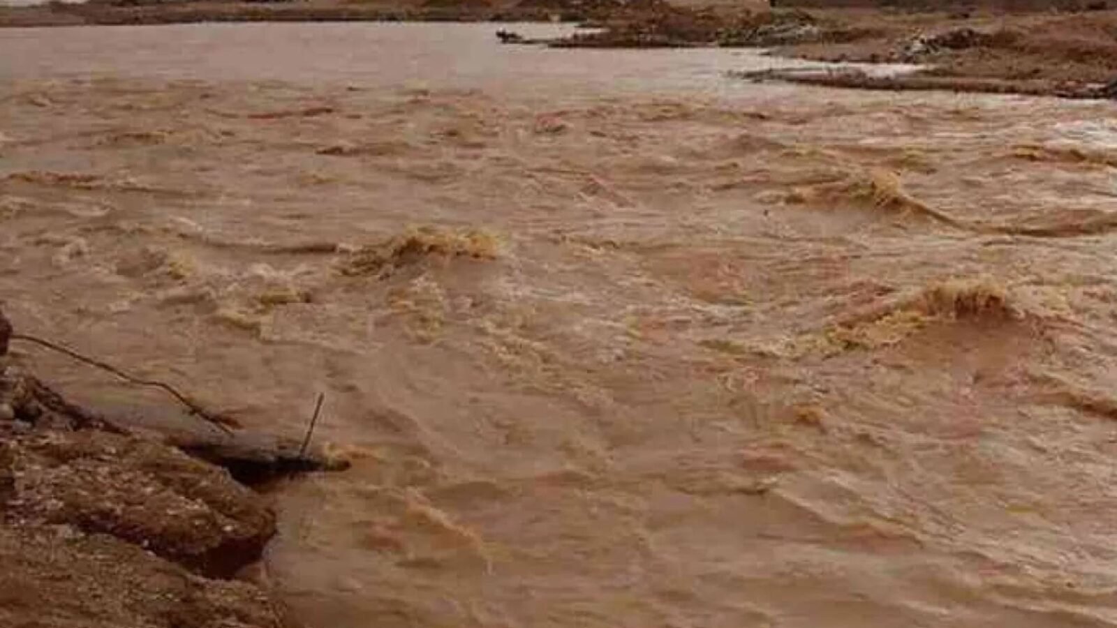 منخفض جوي قوي يهدد وسط المتوسط بأمطار غزيرة وفيضانات 3 صورة توضيحية لسيول جارفة جراء أمطار غزيرة