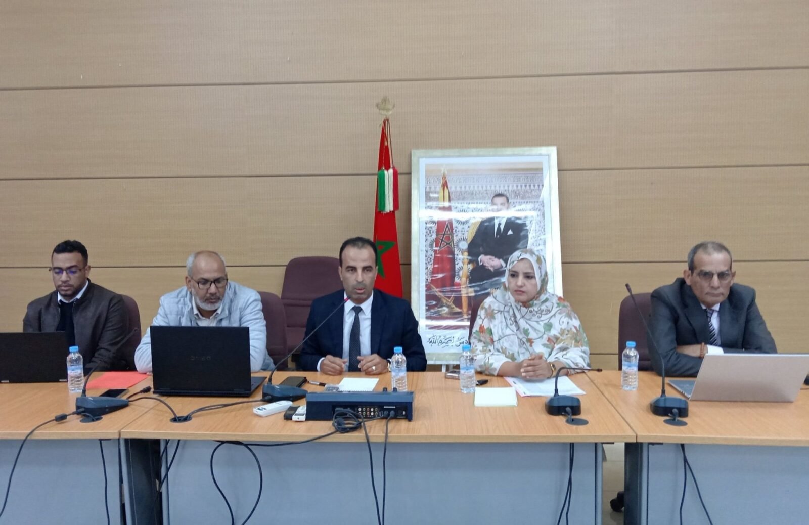 صورة لطلاب يحتفلون بنجاحهم في امتحانات البكالوريا بجهة العيون الساقية الحمراء