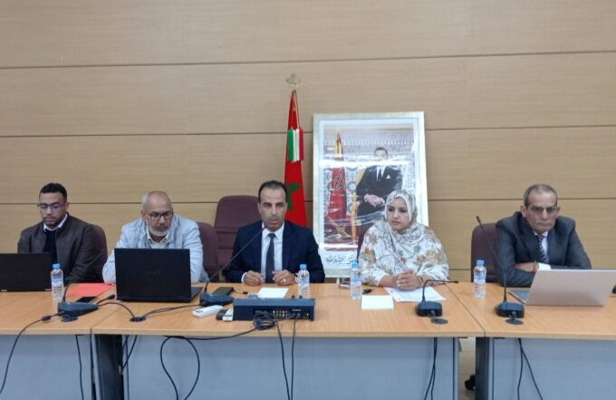 صورة لطلاب يحتفلون بنجاحهم في امتحانات البكالوريا بجهة العيون الساقية الحمراء