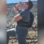 صورة لرجل متسلق في جبال وعرة، ربما يظهر عصا مشي أو إصابة بسيطة.