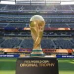 كأس العالم الأطول في التاريخ يختتم الليلة: صراع الأرجنتين وإسبانيا على المجد 8 صورة لملعب كرة قدم مضاء ليلاً، يرمز لختام بطولة كأس العالم الأطول في التاريخ.